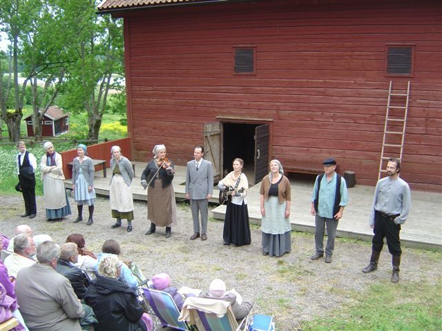 Sommarteater på Biskops-Arnö 2010 med Mitt namn var Jan Fridegård av Therese Söderberg byggd på Jan självbiografiska romaner Lyktgubbarna, Flyttfåglarna och Arvtagarna. Här ses hela ensemblen på spelplatsen framför logen.